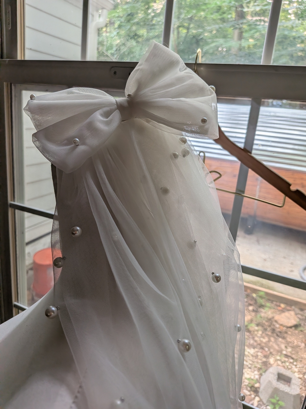 Off White Pearl-Embellished Bow Veil